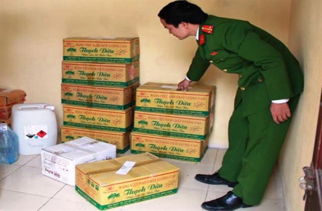 Phát hiện hàng trăm chai dấm pha chế từ axit chuẩn bị đem bán