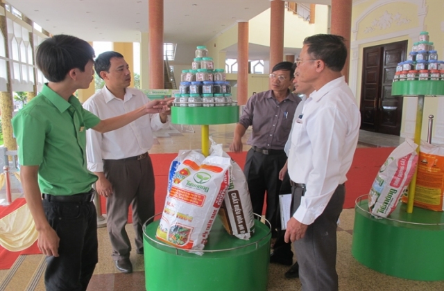 Hỗ trợ nông dân dùng phân bón Tiến Nông...