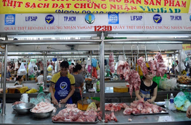 Đi xa mua thịt heo sạch bằng được