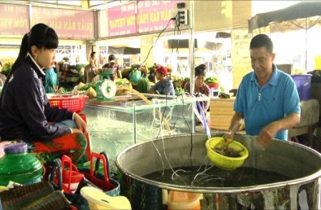 Đồng Tháp: Quầy hàng tôm VietGAP tại chợ TP. Cao Lãnh