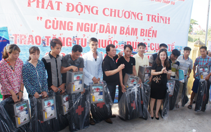 Trao tặng ngư dân Hải Phòng 93 tủ thuốc