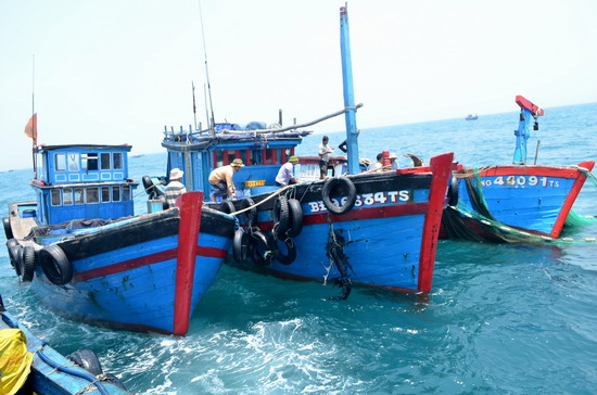 Tàu cá Bình Định và 5 ngư dân gặp nạn ở ngư trường Hoàng Sa đã vào bờ an toàn