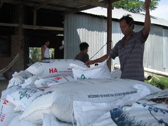 Thức ăn chăn nuôi neo giá: Lỗ hổng ở quản lý