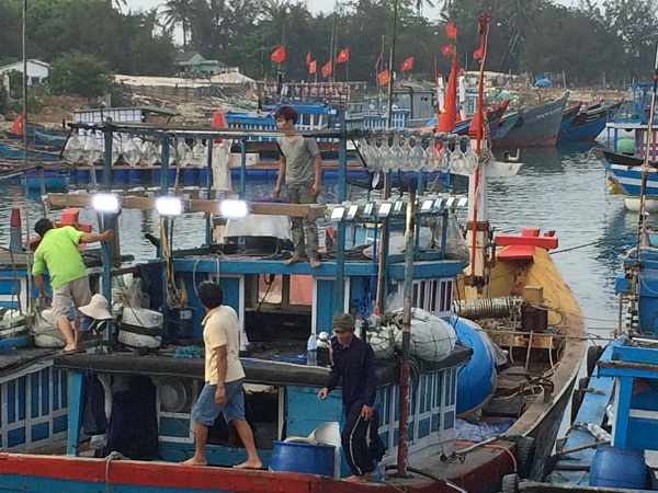 Ngư dân Lý Sơn nhận 85 bộ đèn Led cho tàu cá