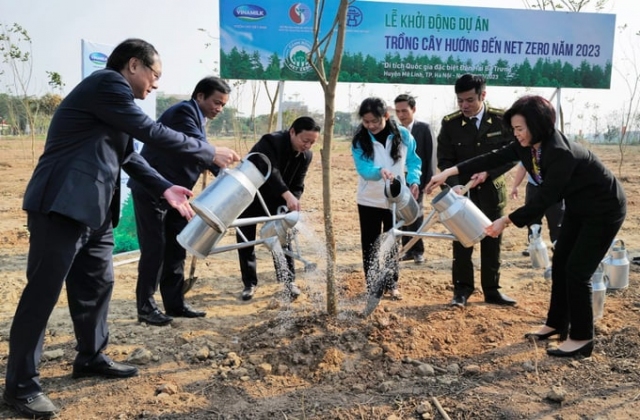 Vinamilk đồng hành cùng Câu lạc bộ báo chí Phát triển Xanh