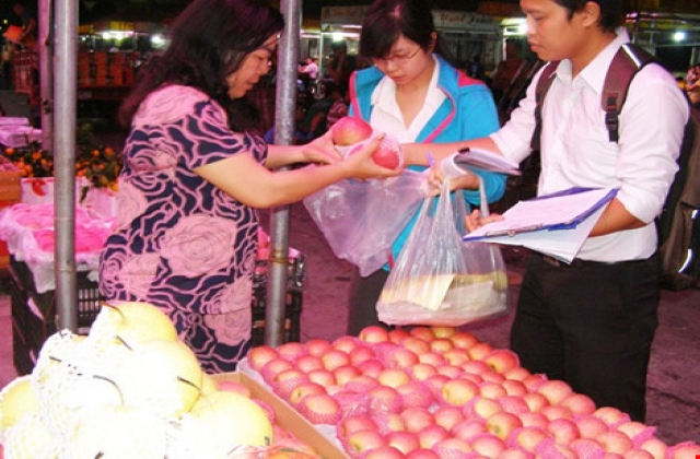 Kiểm tra đột xuất các vựa rau, củ, quả ở chợ đầu mối