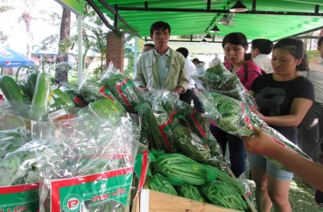 Chợ phiên nông sản thu hút người mua