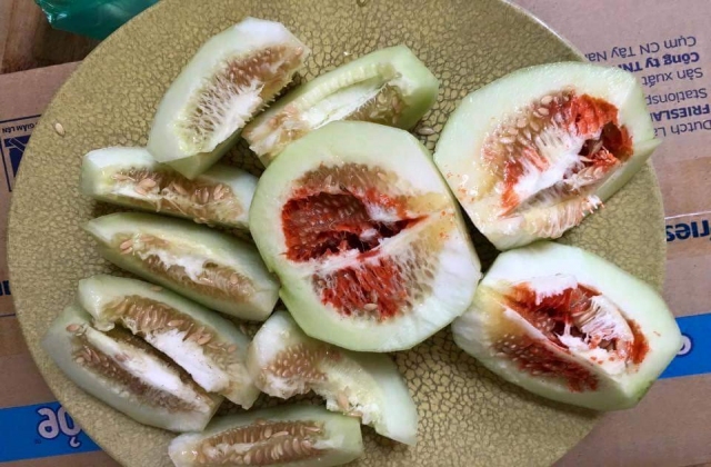 Có hay không dưa lê tiêm chất kích ngọt?
