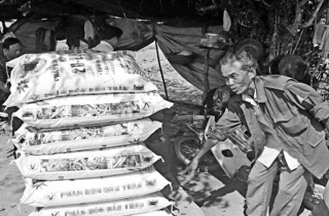 Phân bón làm từ gạch,đất,đá...