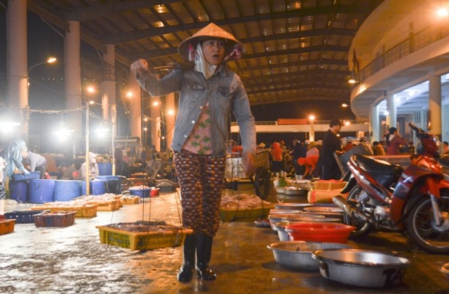 Buồn vui đời gánh cá thuê