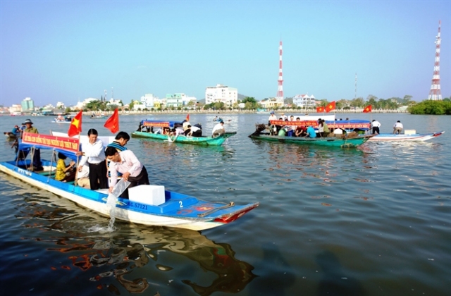 Kiên Giang: Thả hơn 1,6 triệu con giống xuống đầm Đông Hồ