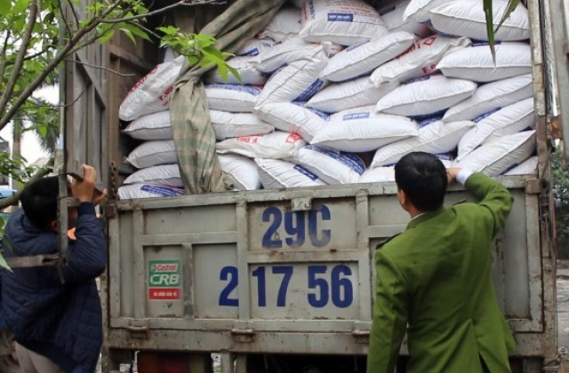 Phát hiện ô tô chở thức ăn nhập lậu cho tôm