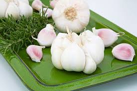 Bóc củ tỏi, bào củ xả thấy... không dám ăn!