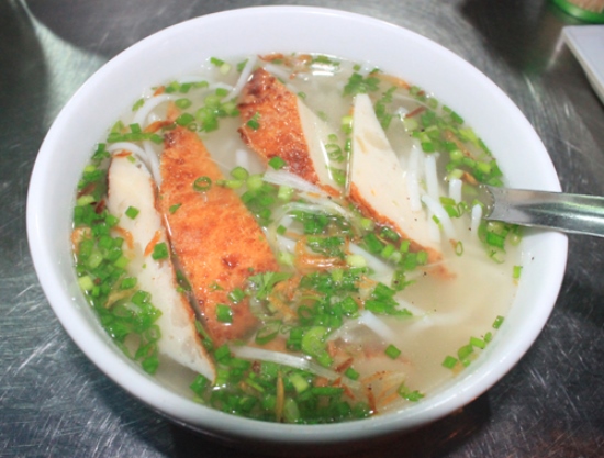 Bánh canh chả cá Quy Nhơn: Top 50 món ăn đặc sản nổi tiếng Việt Nam